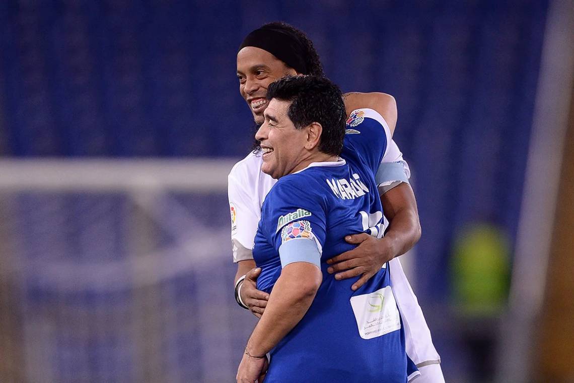Ronaldinho Gaúcho e Maradona se abraçam
